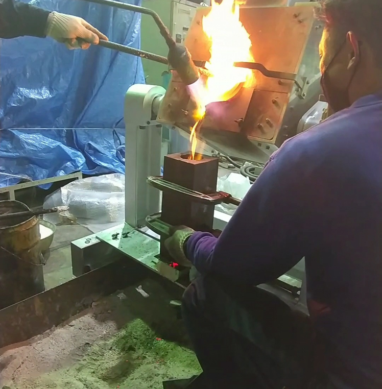 銀合金るつぼ式高周波溶解炉（傾動仕様）